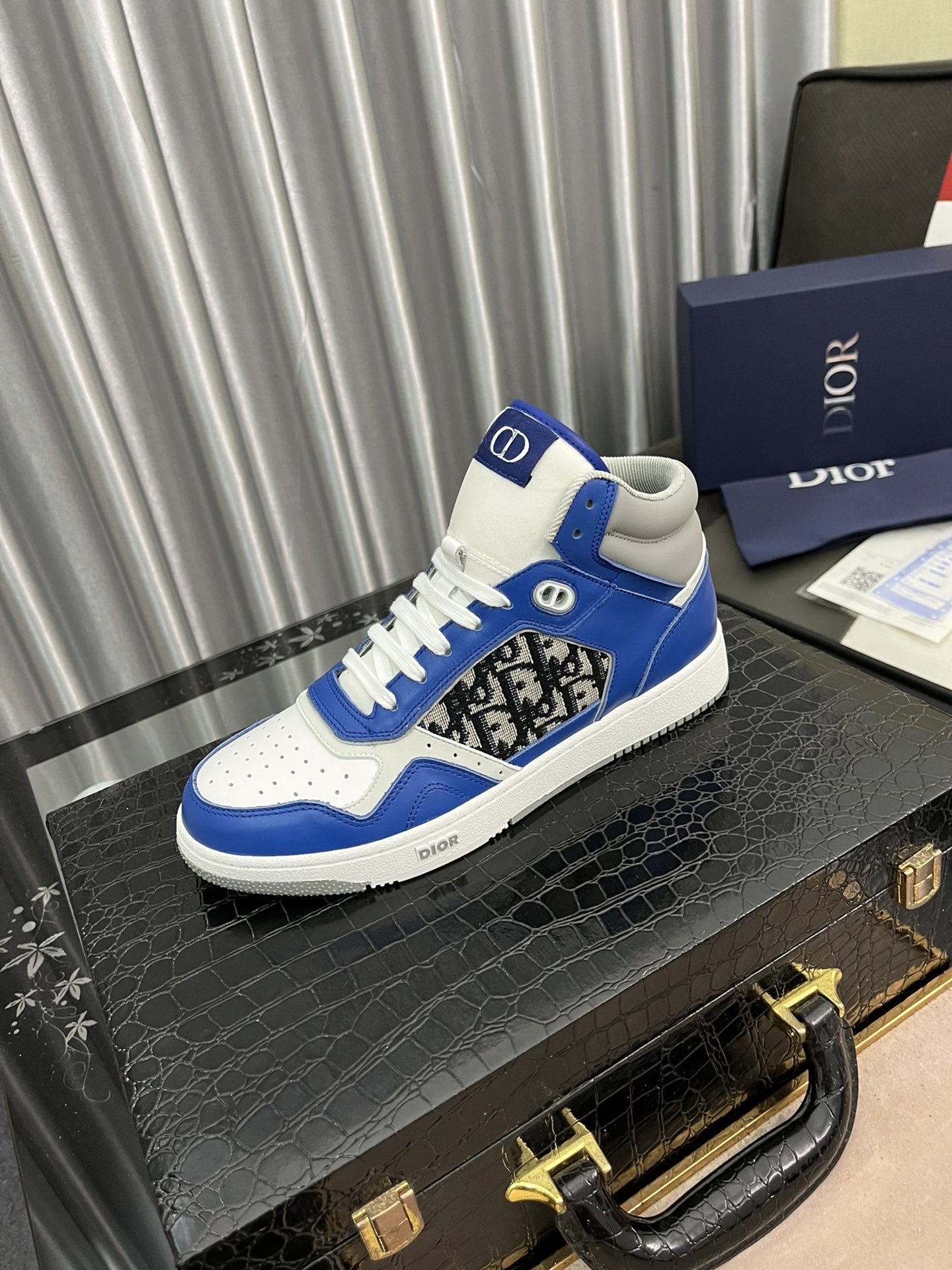 J5  迪奥官网走秀爆款，火爆开启，震撼上市2022年春夏走秀款，经典休闲运动鞋无数网红明星show，卖疯的节奏，新品的材质工艺以及设计元素更加丰富，美不胜收的版面专柜 G5 00+。无原版不开发的原则👍👍👍进口头层牛皮完美结合双色TPU后侧鞋口和鞋跟处均带有品牌标志性细节，提升格调。💑💑💑