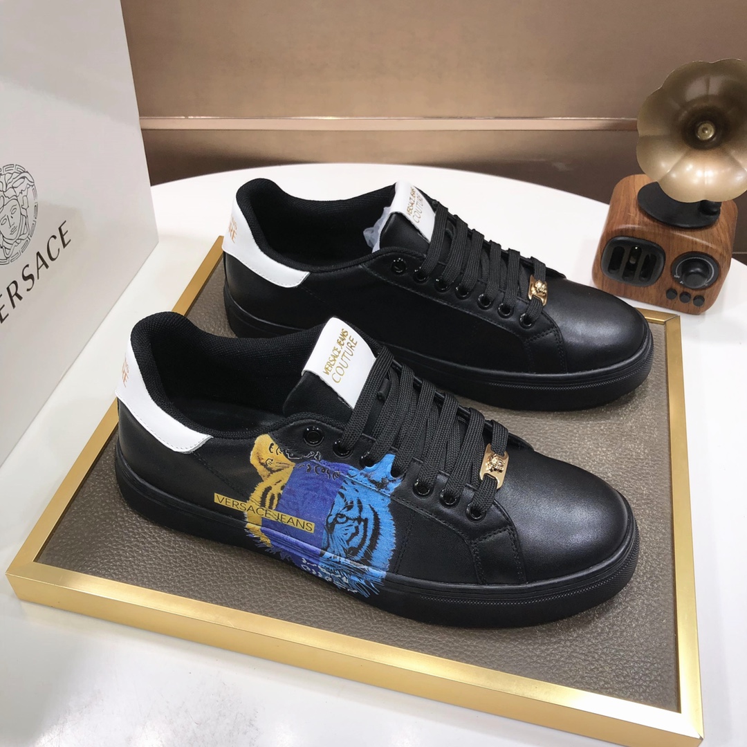 I5 Versace范思哲最精心打造，引爆全场不断创新的国际品牌 此款男士休闲鞋，头层牛皮配进口原厂布料，配搭羊皮内里+橡胶防滑大底，透气舒适以质量说话