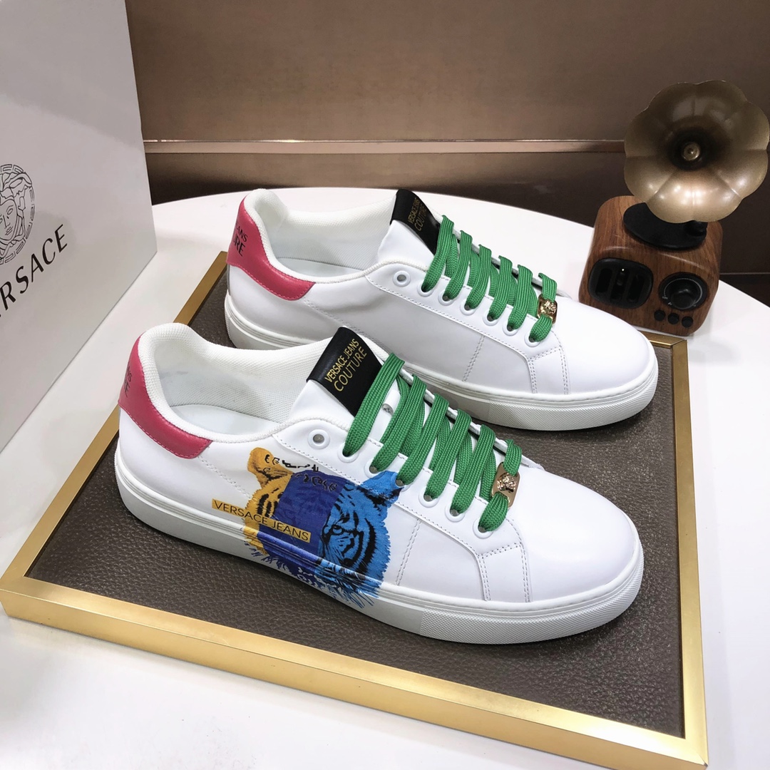 I5 Versace范思哲最精心打造，引爆全场不断创新的国际品牌 此款男士休闲鞋，头层牛皮配进口原厂布料，配搭羊皮内里+橡胶防滑大底，透气舒适以质量说话