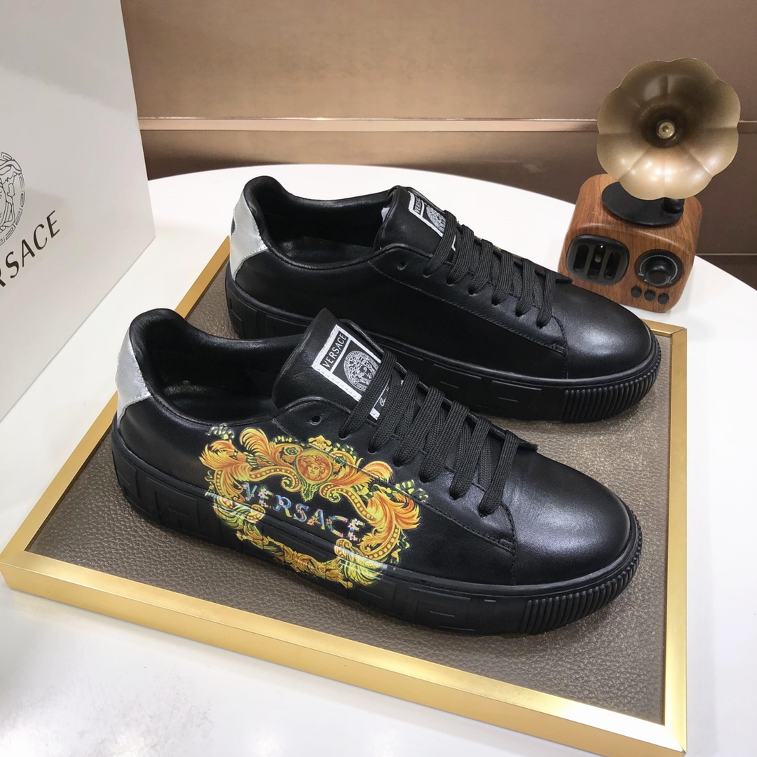 I5 Versace范思哲最精心打造，引爆全场不断创新的国际品牌 此款男士休闲鞋，头层牛皮配进口原厂布料，配搭羊皮内里+橡胶防滑大底，透气舒适以质量说话