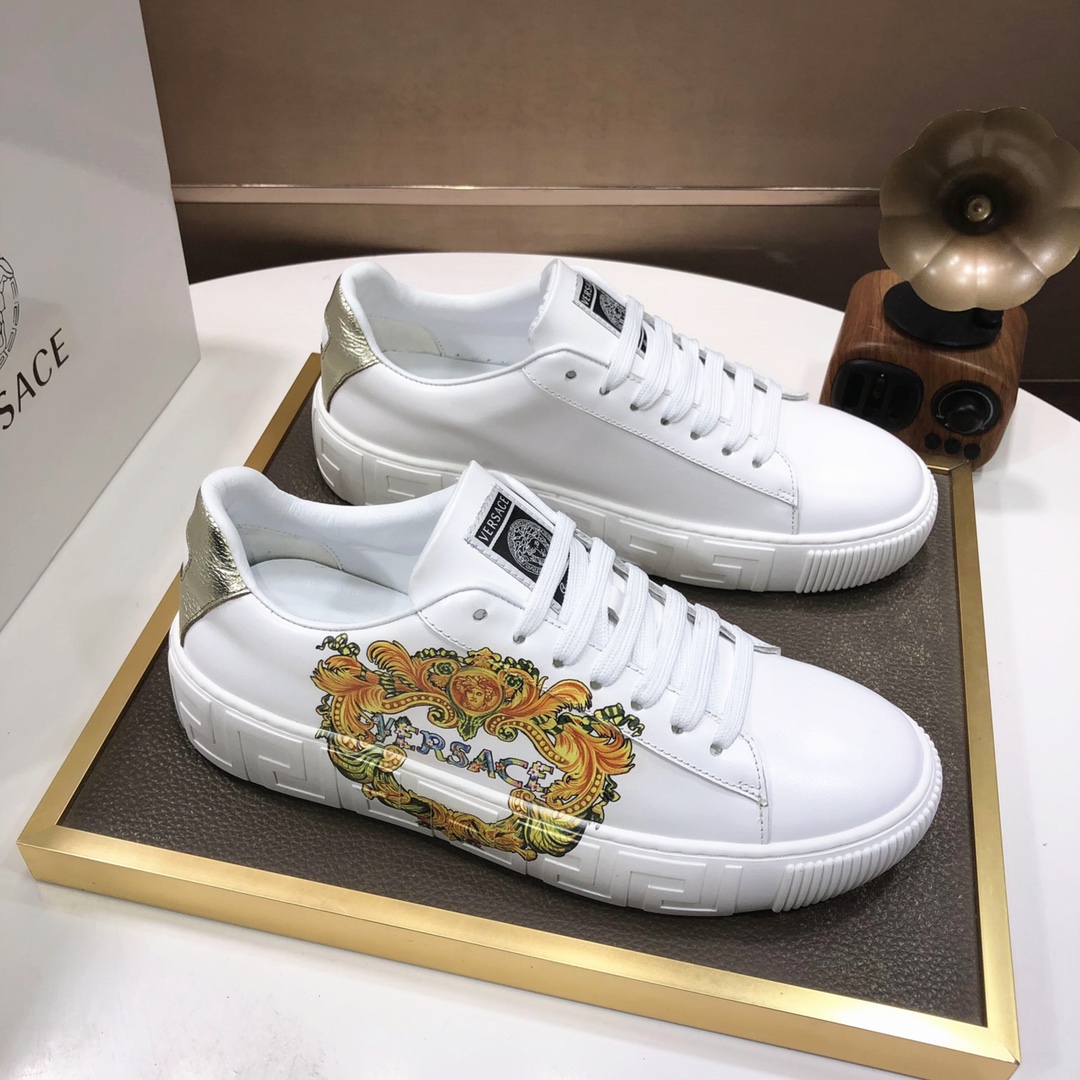 I5 Versace范思哲最精心打造，引爆全场不断创新的国际品牌 此款男士休闲鞋，头层牛皮配进口原厂布料，配搭羊皮内里+橡胶防滑大底，透气舒适以质量说话