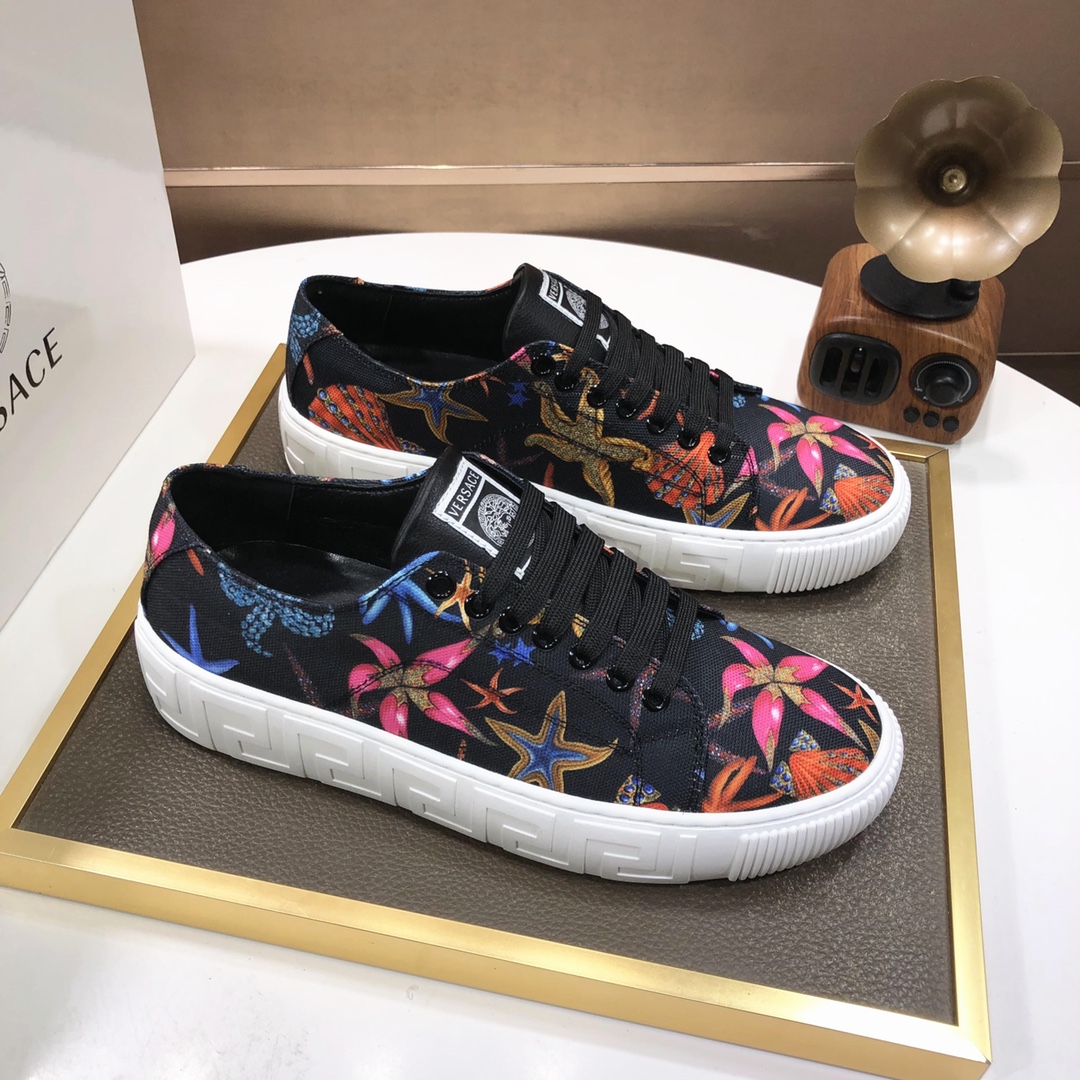 I0 Versace范思哲最精心打造，引爆全场不断创新的国际品牌 此款男士休闲鞋，头层牛皮配进口原厂布料，配搭羊皮内里+橡胶防滑大底，透气舒适以质量说话