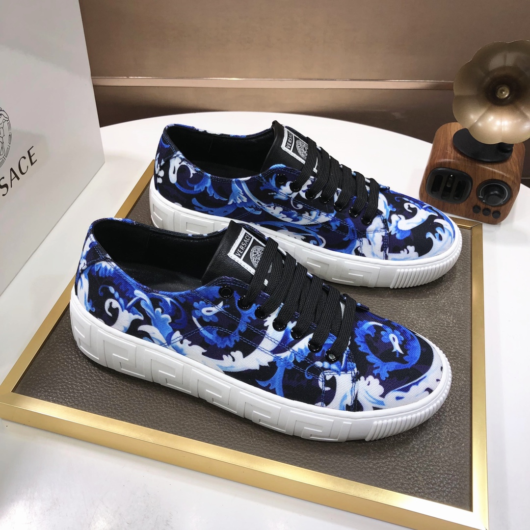 I0 Versace范思哲最精心打造，引爆全场不断创新的国际品牌 此款男士休闲鞋，头层牛皮配进口原厂布料，配搭羊皮内里+橡胶防滑大底，透气舒适以质量说话