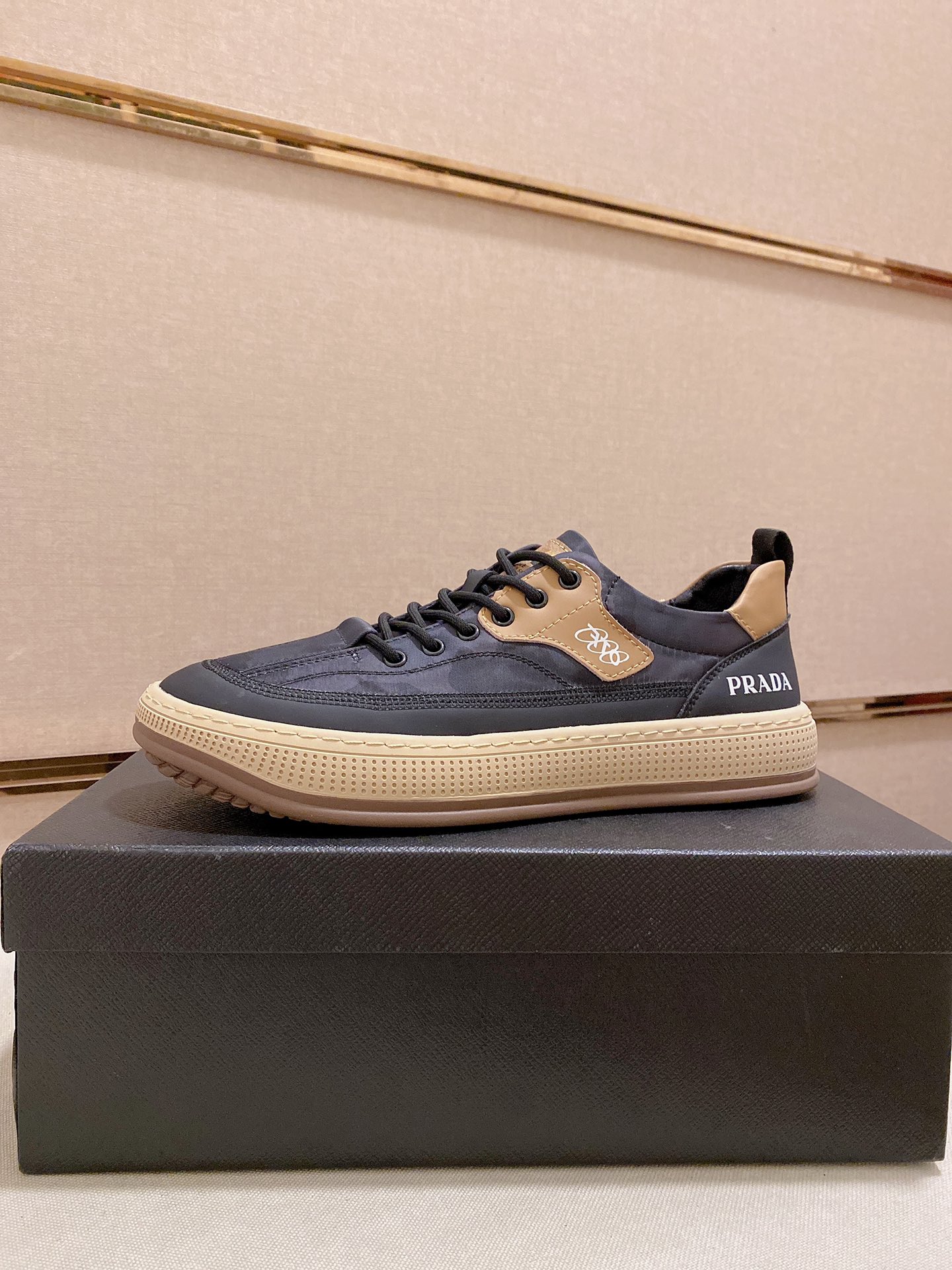 I0  Prada ～普拉达潮流上市 官网同款 专柜品质 原版搭配   精选头层小牛皮搭反绒牛皮面料。舒适透气羊皮内里 做工精细 用料上层 G5 %纯牛皮打造 原版楦型 上脚舒适 鞋码38到44