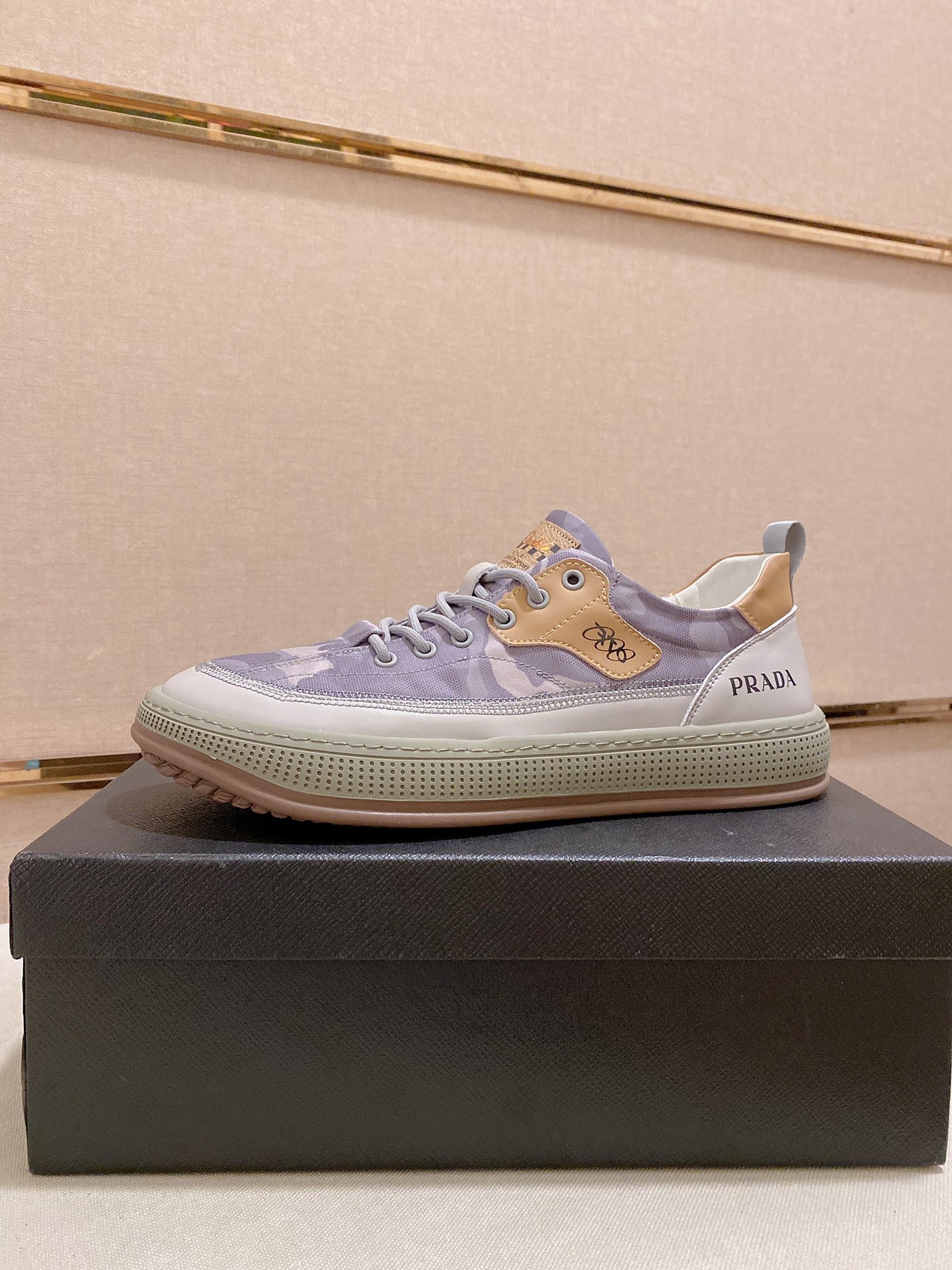 I0  Prada ～普拉达潮流上市 官网同款 专柜品质 原版搭配   精选头层小牛皮搭反绒牛皮面料。舒适透气羊皮内里 做工精细 用料上层 G5 %纯牛皮打造 原版楦型 上脚舒适 鞋码38到44