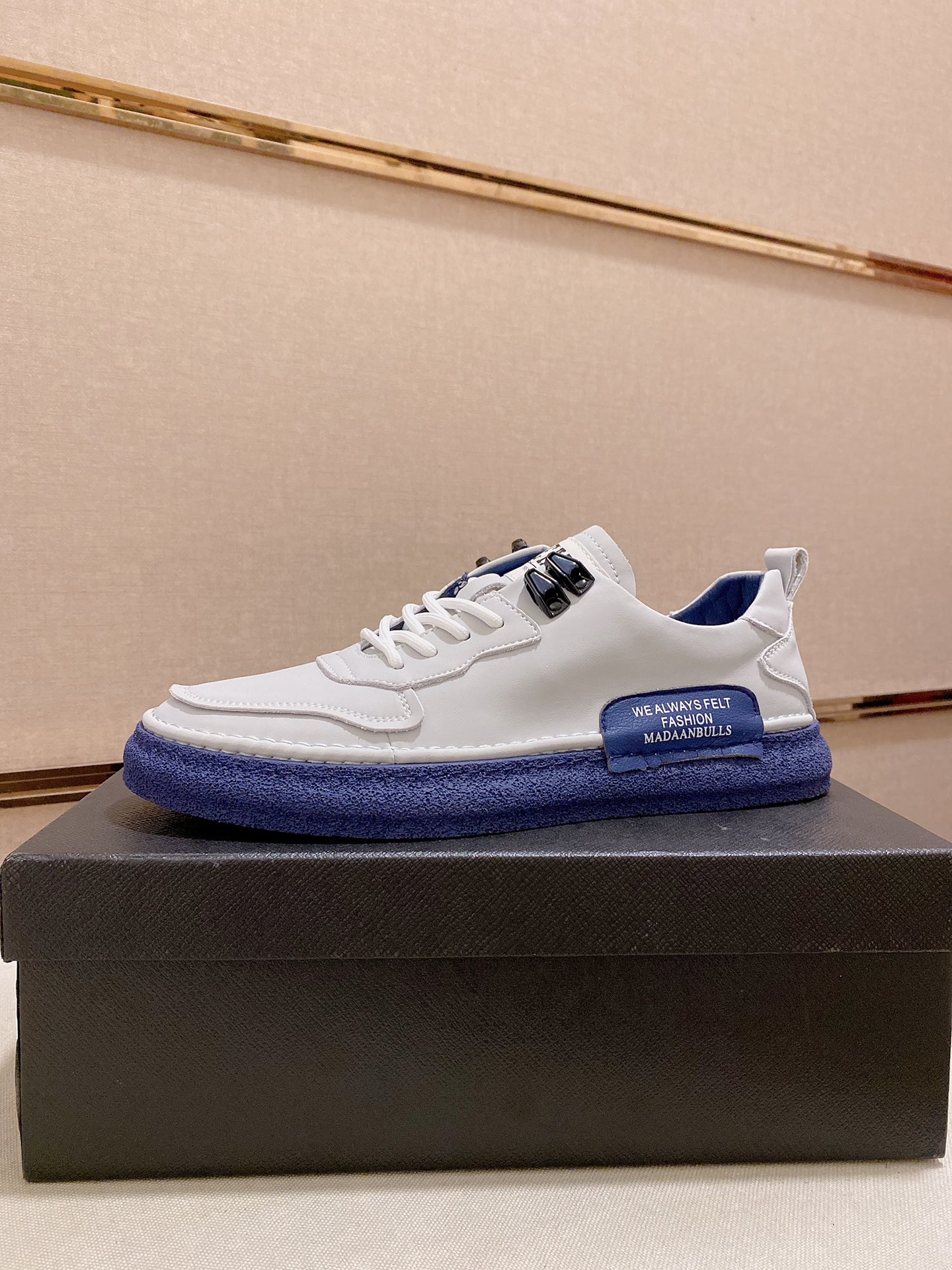 I0  Prada ～普拉达潮流上市 官网同款 专柜品质 原版搭配   精选头层小牛皮搭反绒牛皮面料。舒适透气羊皮内里 做工精细 用料上层 G5 %纯牛皮打造 原版楦型 上脚舒适 鞋码38到44