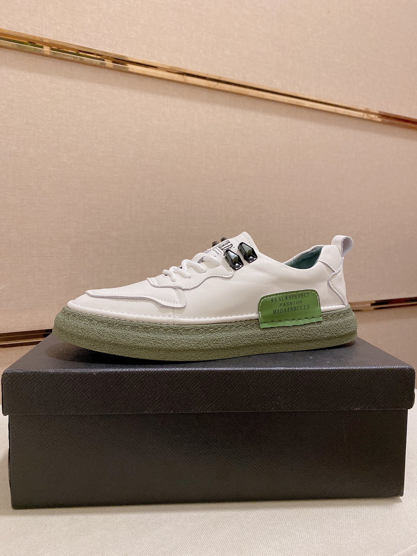 I0  Prada ～普拉达潮流上市 官网同款 专柜品质 原版搭配   精选头层小牛皮搭反绒牛皮面料。舒适透气羊皮内里 做工精细 用料上层 G5 %纯牛皮打造 原版楦型 上脚舒适 鞋码38到44