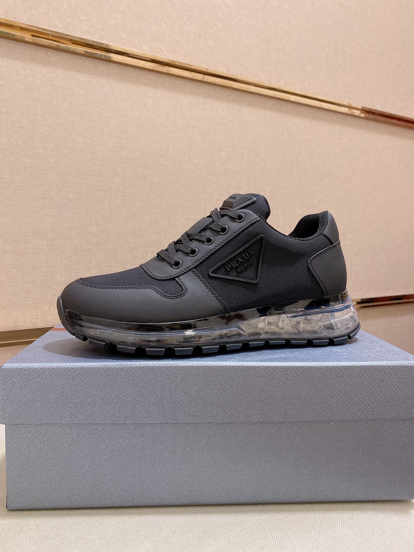 K5  高版本 高品质 Prada 普拉达专柜同步上市， 男鞋、😘面料精选高科技滴胶工艺制作而成。内里:全牛皮内里。👍🏿高端☄️气垫开模防滑橡胶大底，精美线条、简约大气，上脚舒服上挡次、休闲旅游。