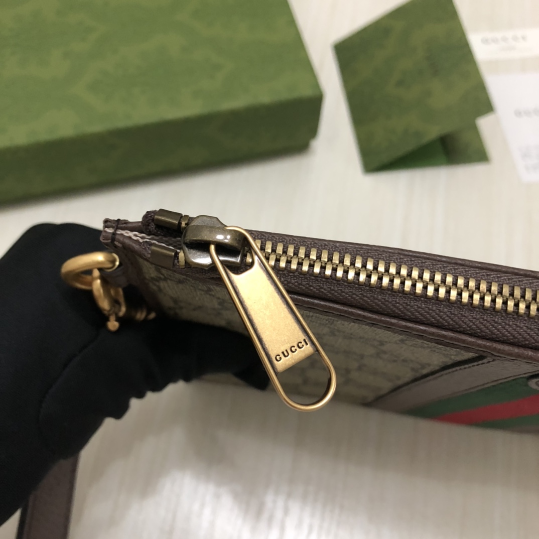 新款手拿包。在时装周中被运用率极高的单品之一，出街时它的大小足够放下日常必备物，又比双肩和挎包小巧方便。
