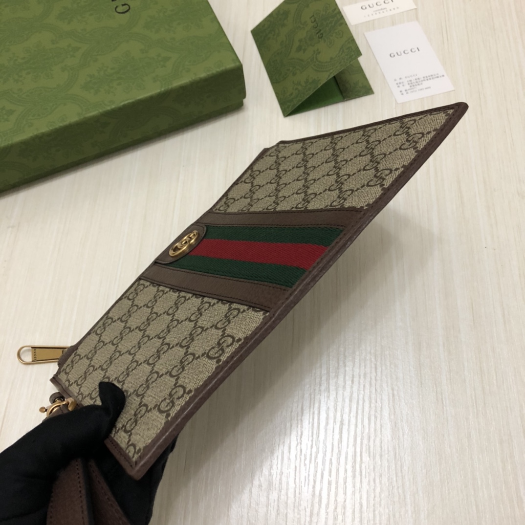新款手拿包。在时装周中被运用率极高的单品之一，出街时它的大小足够放下日常必备物，又比双肩和挎包小巧方便。