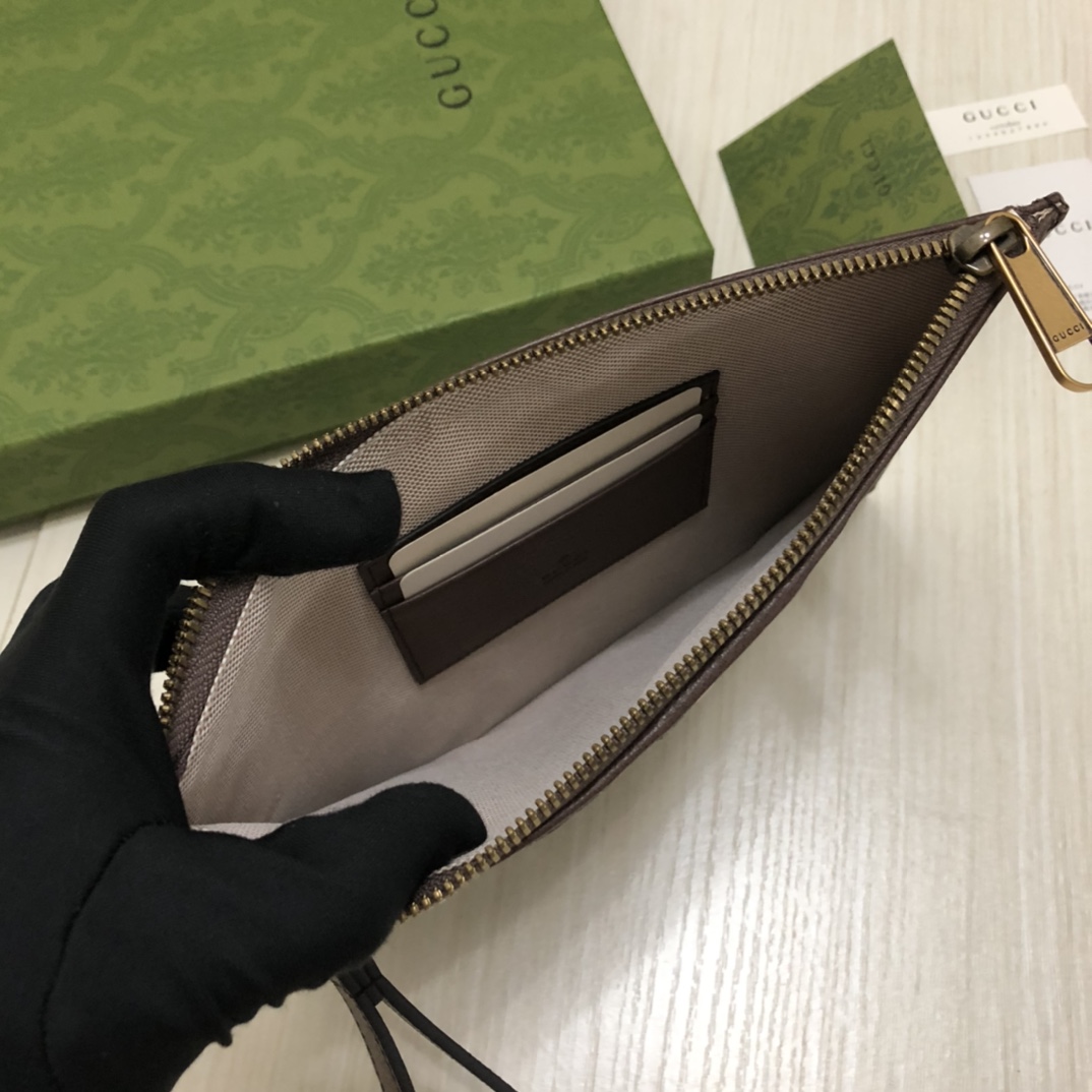 新款手拿包。在时装周中被运用率极高的单品之一，出街时它的大小足够放下日常必备物，又比双肩和挎包小巧方便。
