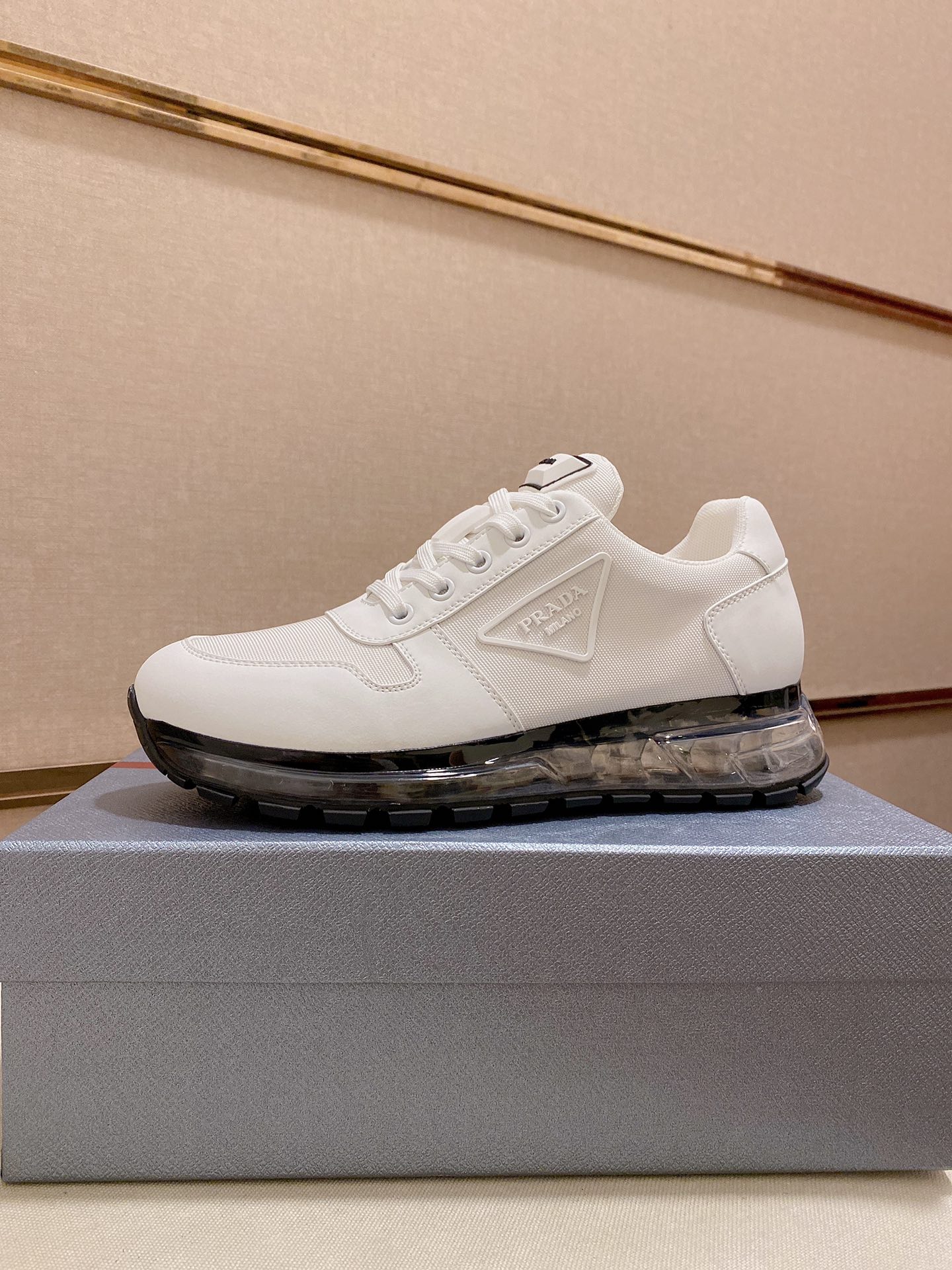 K5  高版本 高品质 Prada 普拉达专柜同步上市， 男鞋、😘面料精选高科技滴胶工艺制作而成。内里:全牛皮内里。👍🏿高端☄️气垫开模防滑橡胶大底，精美线条、简约大气，上脚舒服上挡次、休闲旅游。