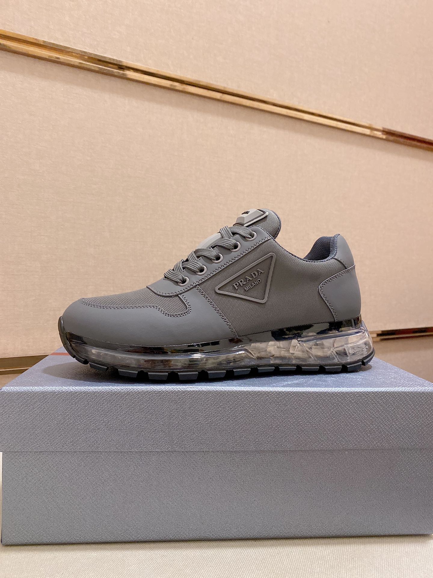 K5  高版本 高品质 Prada 普拉达专柜同步上市， 男鞋、😘面料精选高科技滴胶工艺制作而成。内里:全牛皮内里。👍🏿高端☄️气垫开模防滑橡胶大底，精美线条、简约大气，上脚舒服上挡次、休闲旅游。