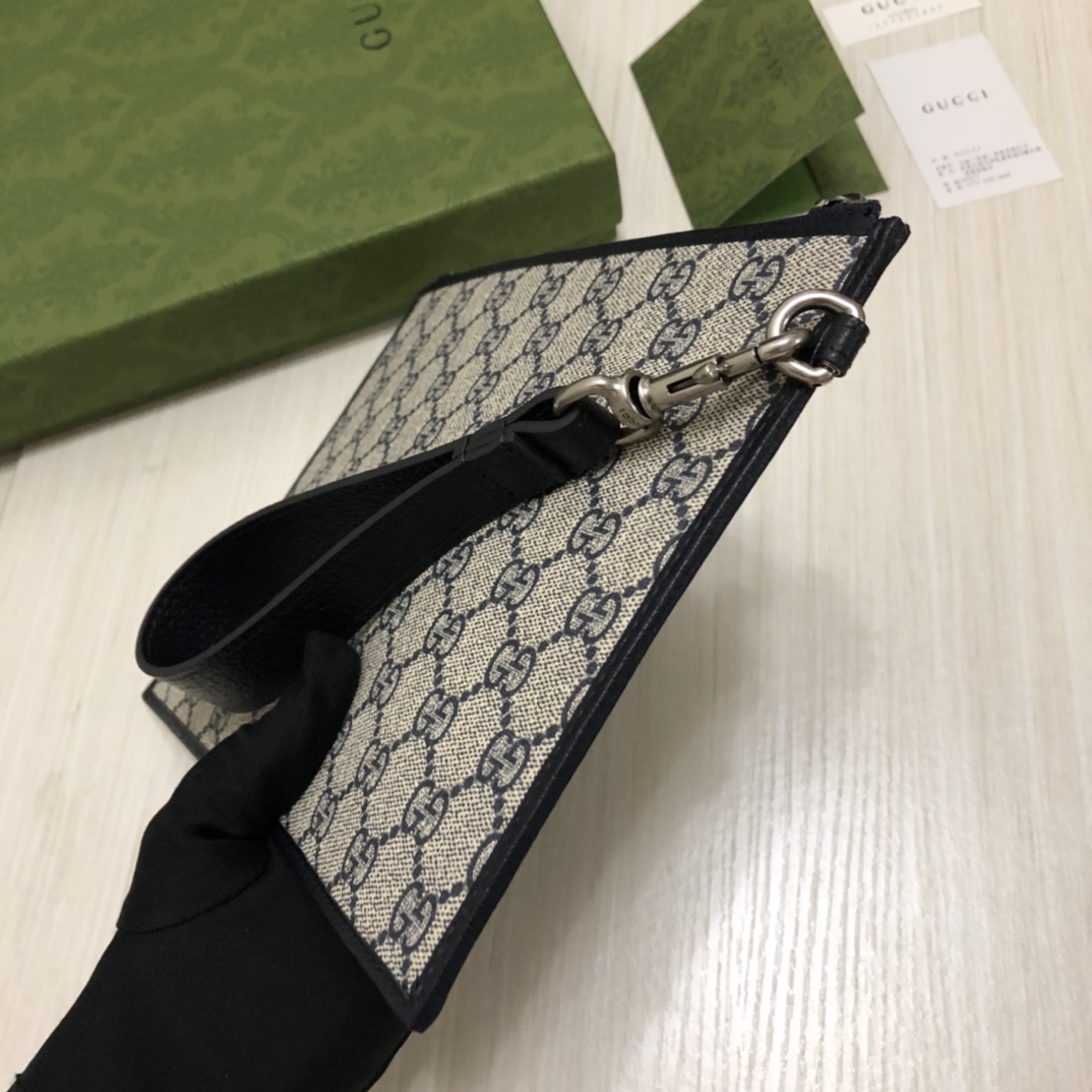 新款手拿包。在时装周中被运用率极高的单品之一，出街时它的大小足够放下日常必备物，又比双肩和挎包小巧方便。
