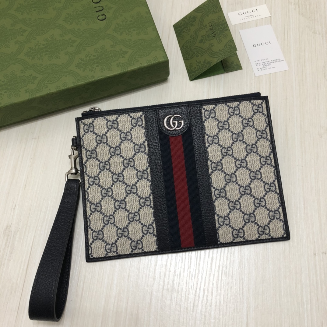 新款手拿包。在时装周中被运用率极高的单品之一，出街时它的大小足够放下日常必备物，又比双肩和挎包小巧方便。