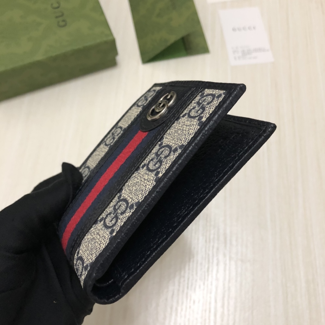 在《古驰爱的进行曲》全新时装系列中，GG Supreme帆布推出了经典隽永的蓝色组合，传承材质的历史渊源