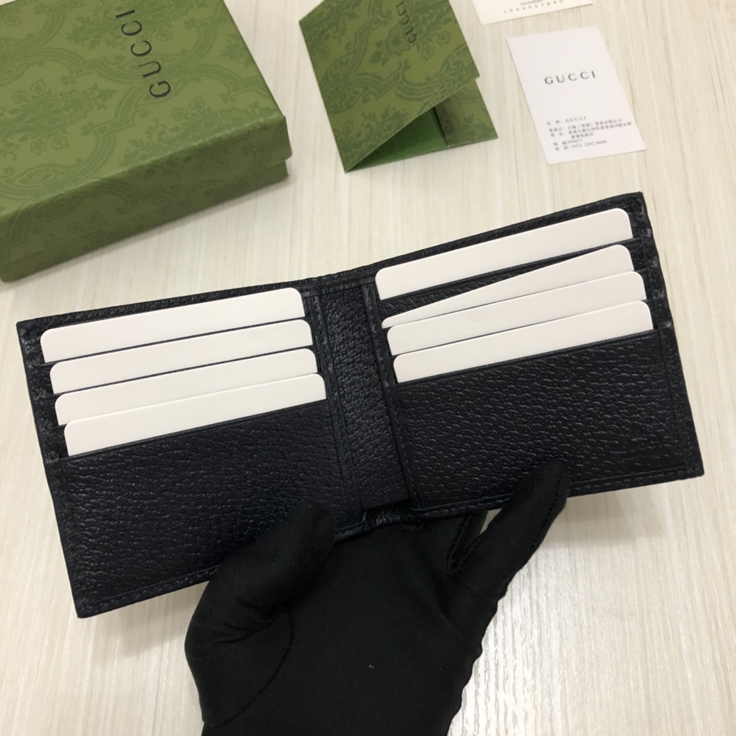 在《古驰爱的进行曲》全新时装系列中，GG Supreme帆布推出了经典隽永的蓝色组合，传承材质的历史渊源