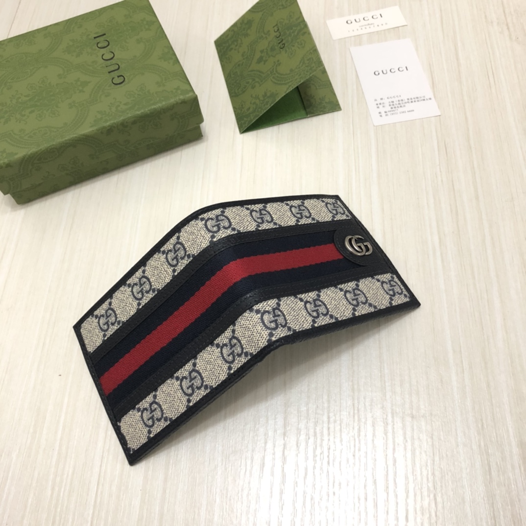在《古驰爱的进行曲》全新时装系列中，GG Supreme帆布推出了经典隽永的蓝色组合，传承材质的历史渊源