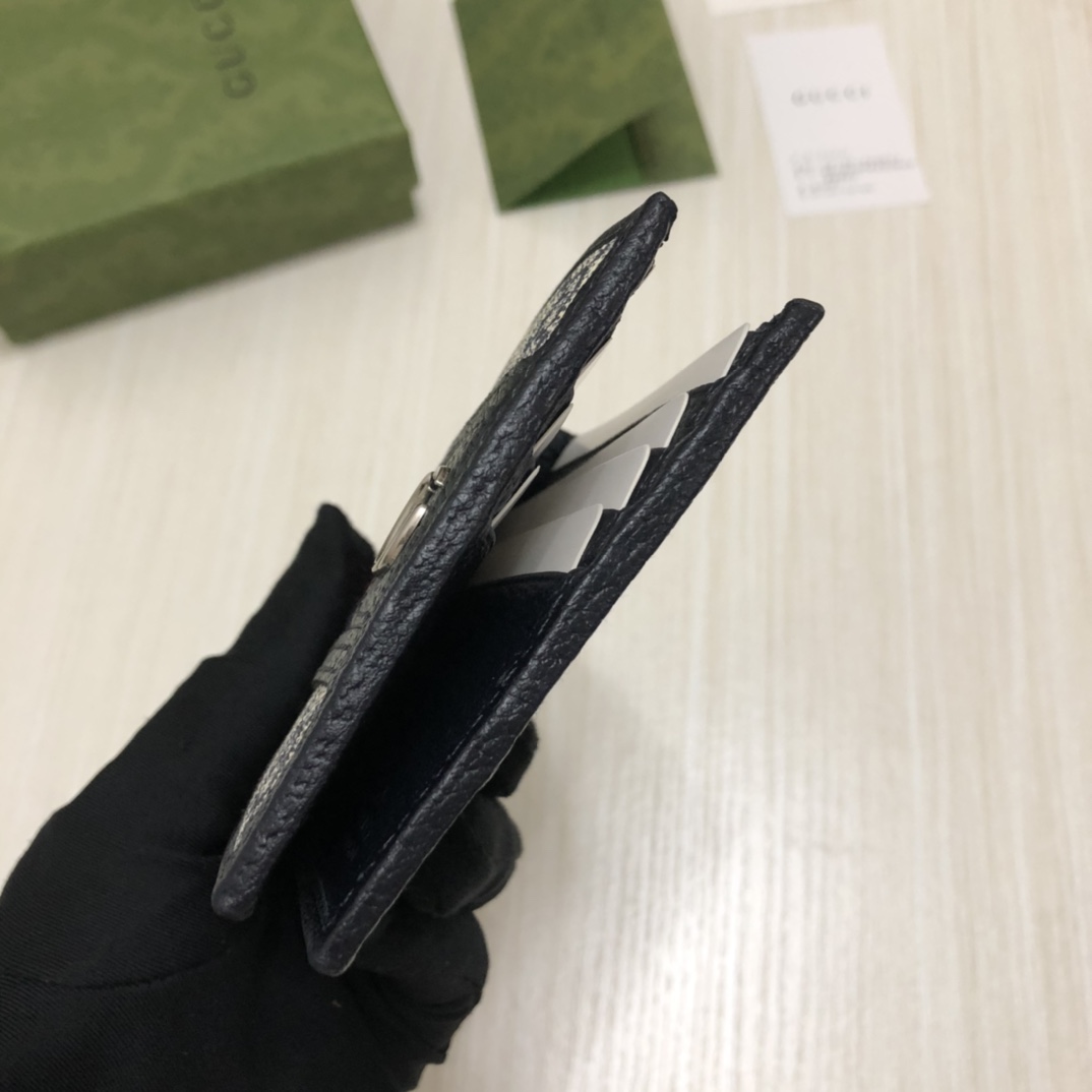 在《古驰爱的进行曲》全新时装系列中，GG Supreme帆布推出了经典隽永的蓝色组合，传承材质的历史渊源