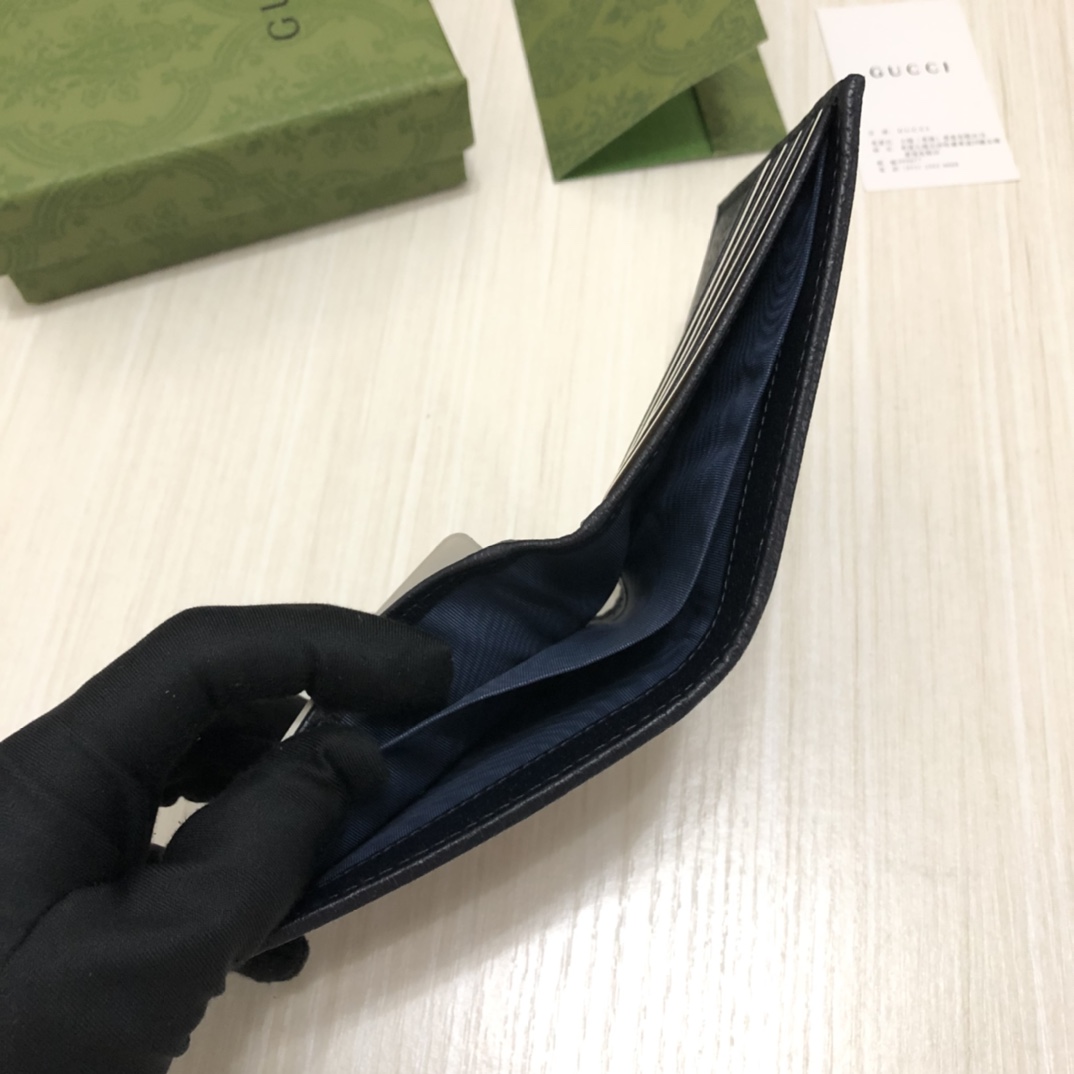 在《古驰爱的进行曲》全新时装系列中，GG Supreme帆布推出了经典隽永的蓝色组合，传承材质的历史渊源