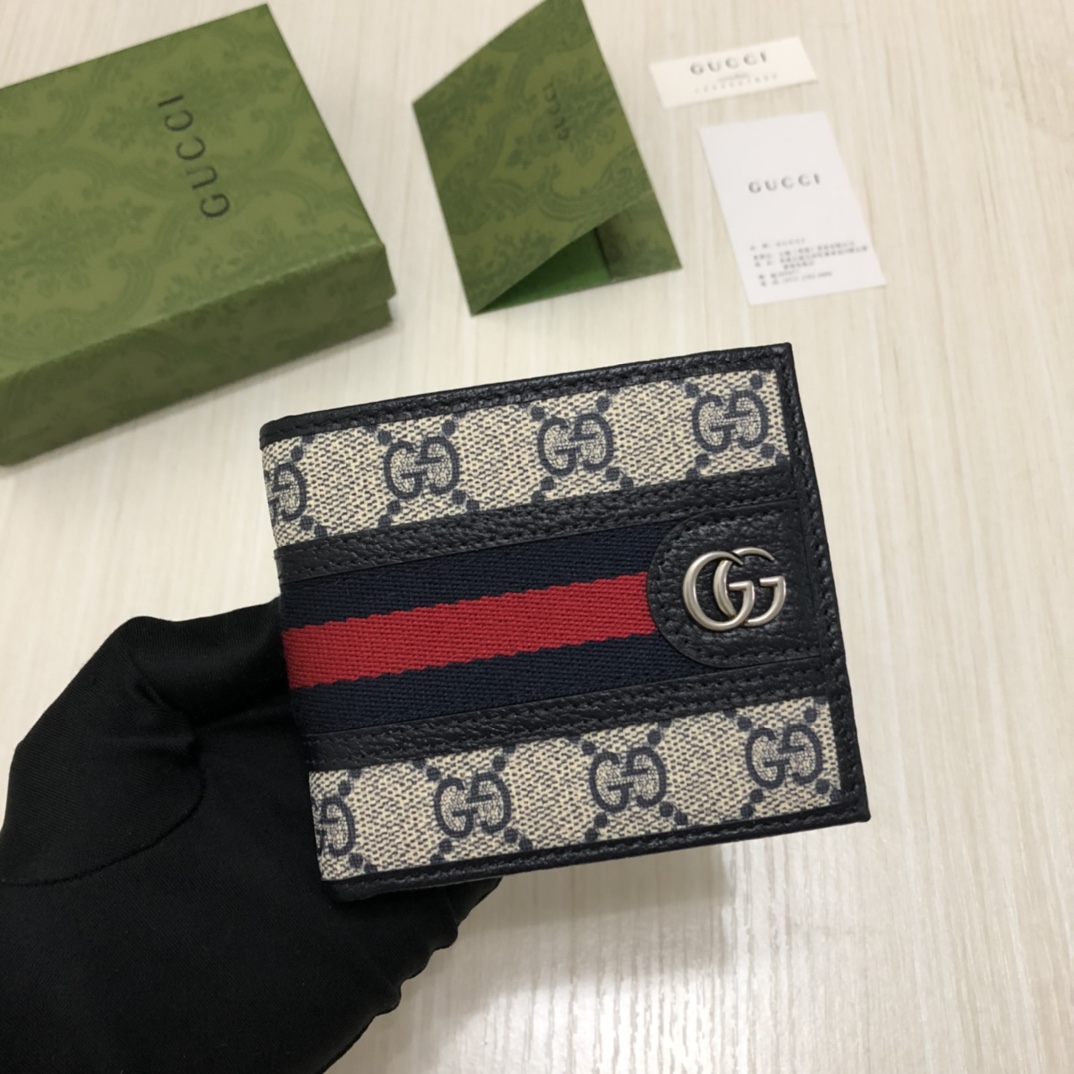 在《古驰爱的进行曲》全新时装系列中，GG Supreme帆布推出了经典隽永的蓝色组合，传承材质的历史渊源