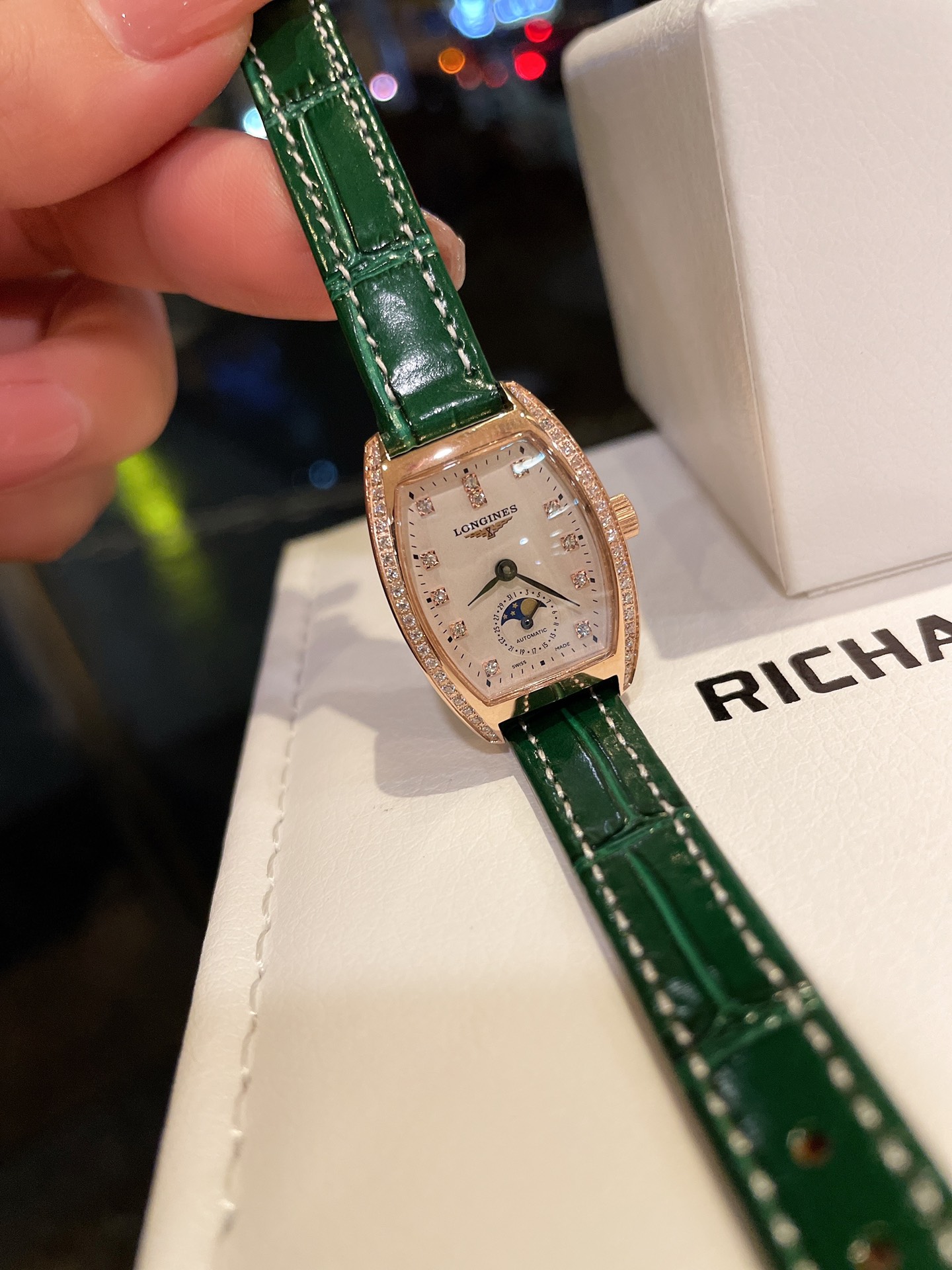 L0  浪琴 Longines 典藏又出啦复古系列，你既是我的日月又是我的星辰，妥妥的名媛气质浪琴 Longines 典藏系列L2.1.4.71.5经典的酒桶形精钢表壳，表壳尺寸30.6mm.桥形双层渡膜耐磨镜面孤型底盖佩戴特别贴手腕，棕色鳄鱼纹越戴越亮，显得格外高贵典雅在设计上保持原有的经典元素，将优雅时尚相结合，烘托出这个系列的古典之美。精钢的冷色调与酒桶的造型相结合所产生的视觉冲击绝佳，精巧的表盘设计为其注入更多活力与时尚让你值得拥有。