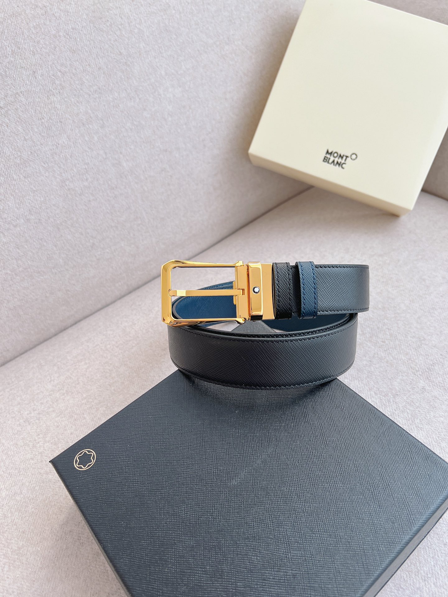 Montblanc 万宝龙 血统男士商务自由裁剪双面双色两用腰带 渠道 意大利进口 牛皮 意大利进口 皮芯拖料手感舒适不易起皱起痕