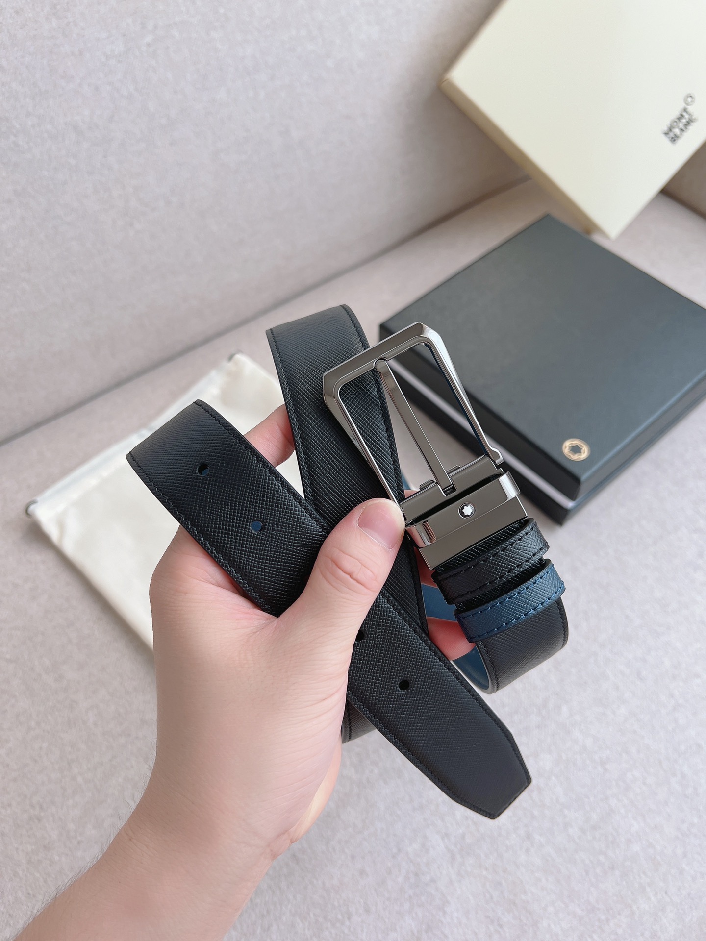 Montblanc 万宝龙 血统男士商务自由裁剪双面双色两用腰带 渠道 意大利进口 牛皮 意大利进口 皮芯拖料手感舒适不易起皱起痕