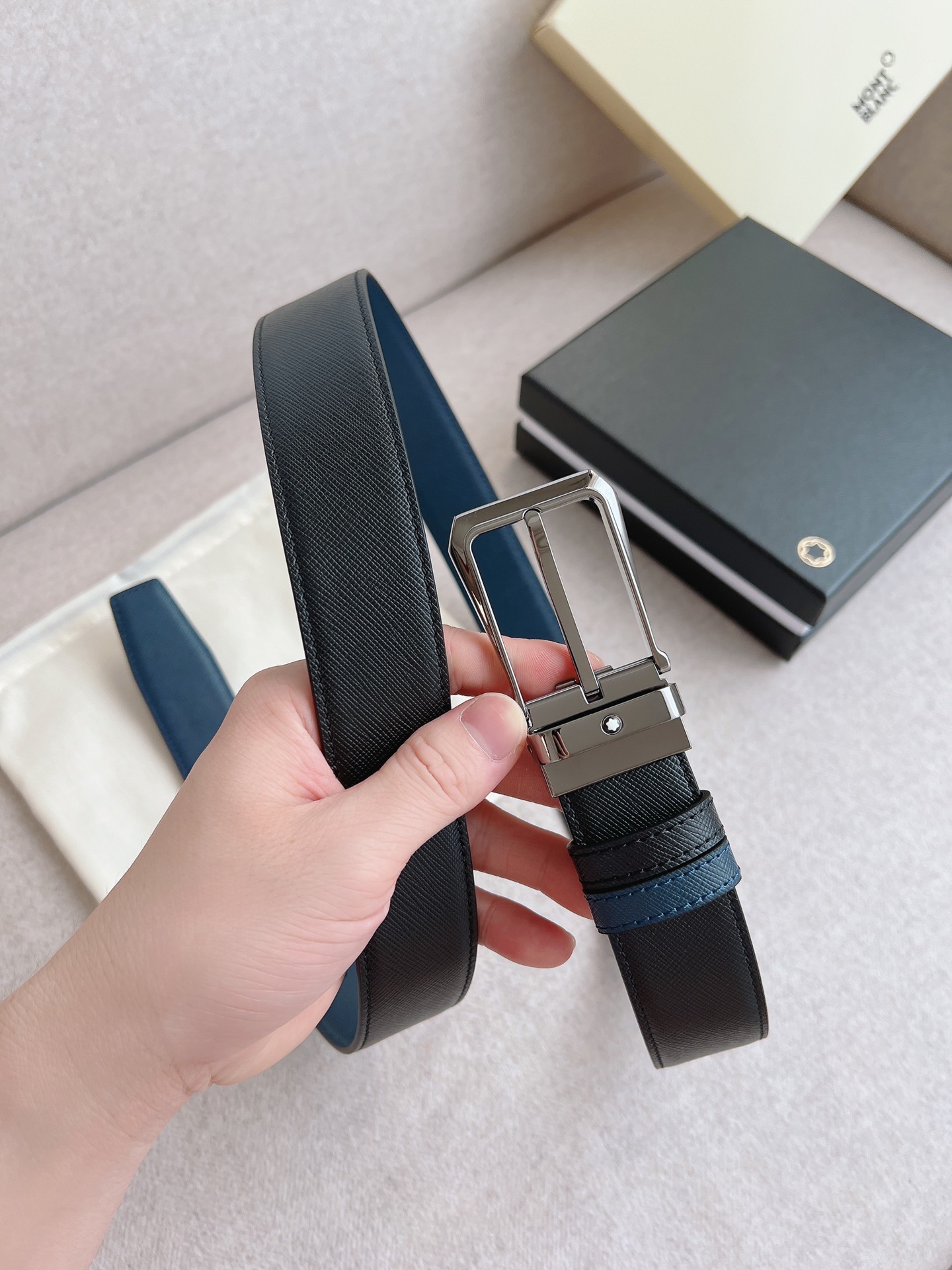 Montblanc 万宝龙 血统男士商务自由裁剪双面双色两用腰带 渠道 意大利进口 牛皮 意大利进口 皮芯拖料手感舒适不易起皱起痕