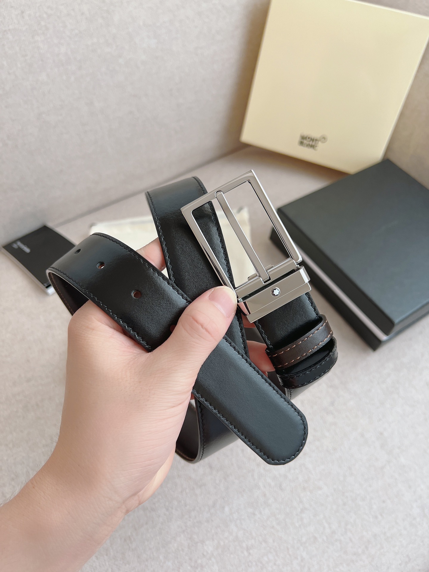 Montblanc 万宝龙 血统男士商务自由裁剪双面双色两用腰带 渠道 意大利进口 牛皮 意大利进口 皮芯拖料手感舒适不易起皱起痕