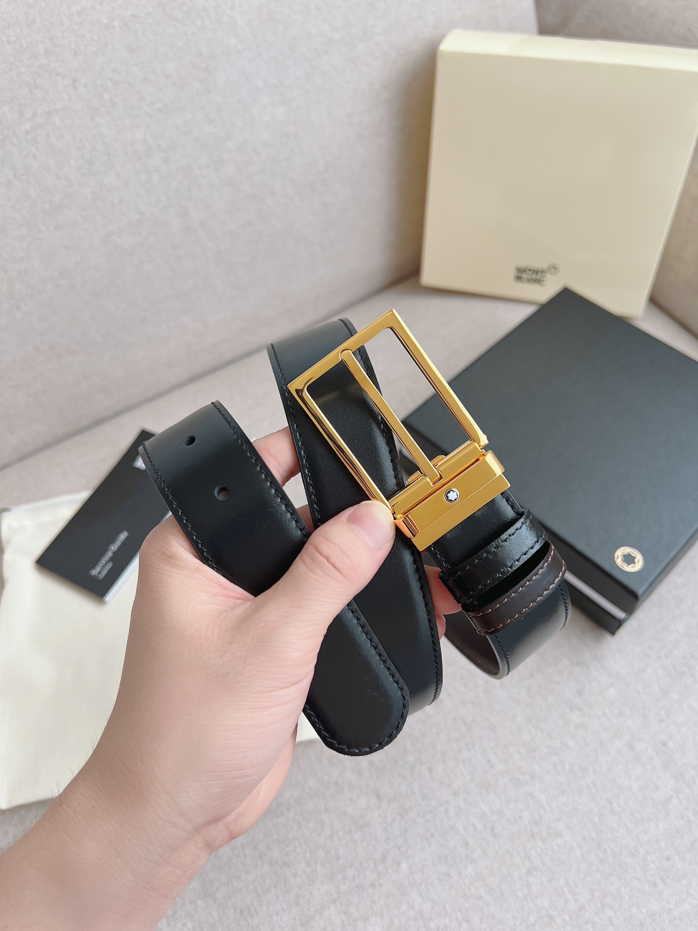 Montblanc 万宝龙 血统男士商务自由裁剪双面双色两用腰带 渠道 意大利进口 牛皮 意大利进口 皮芯拖料手感舒适不易起皱起痕