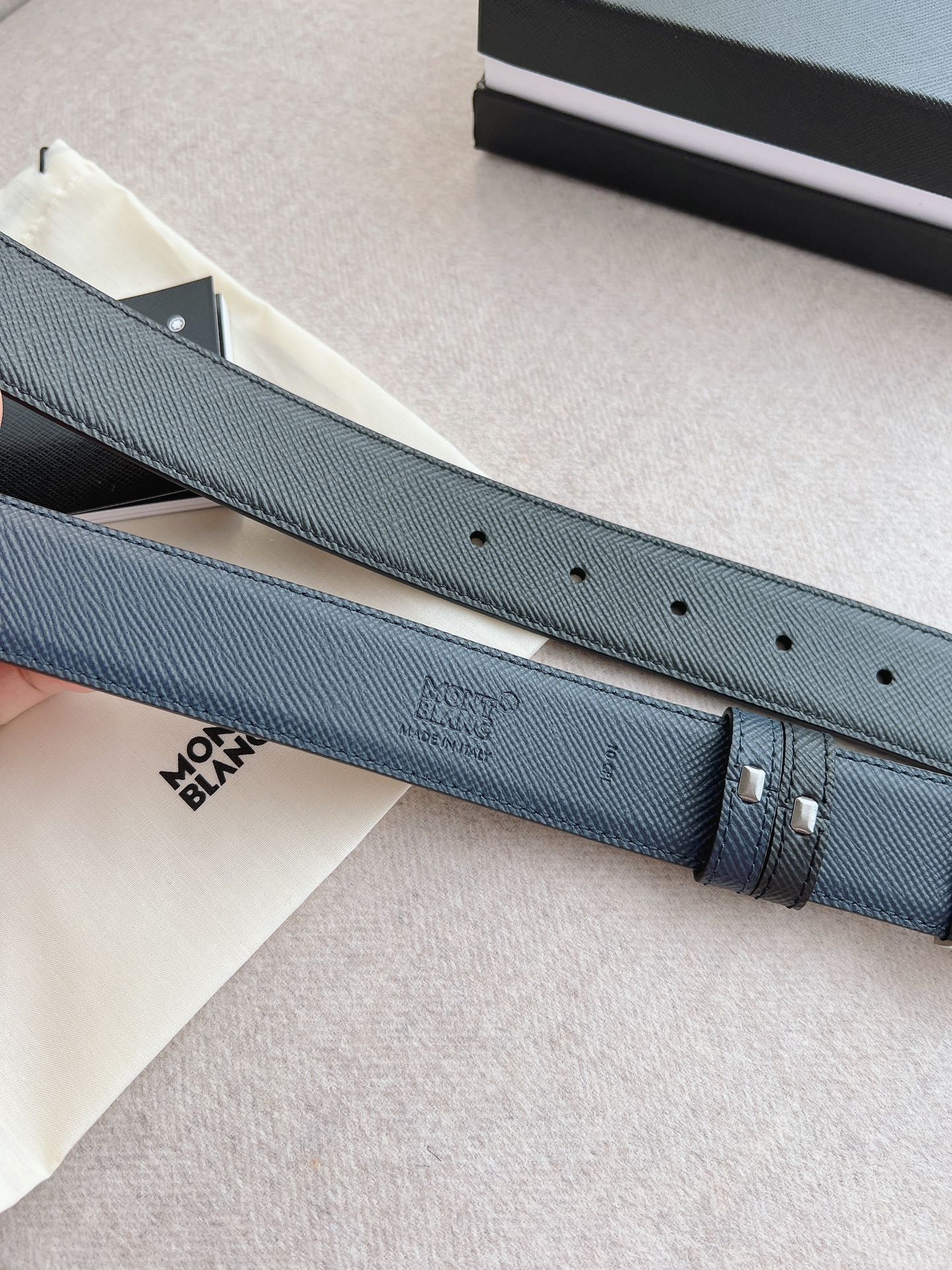 顶级原单复刻版💯，配送专柜全套礼盒包装📦进口原厂头层牛皮皮带，男士商务休闲腰带. 万宝龙 他们自信而不拘