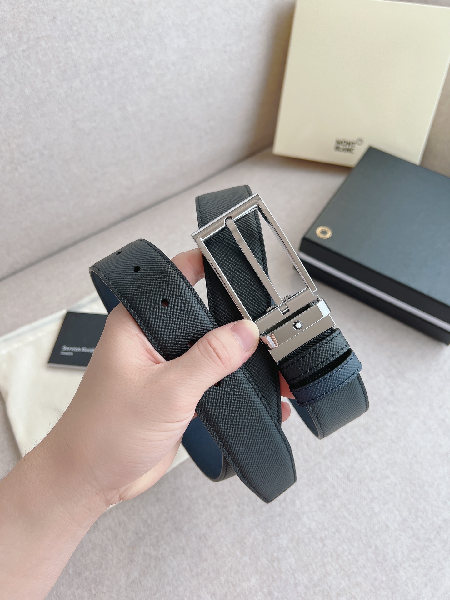 顶级原单复刻版💯，配送专柜全套礼盒包装📦进口原厂头层牛皮皮带，男士商务休闲腰带. 万宝龙 他们自信而不拘