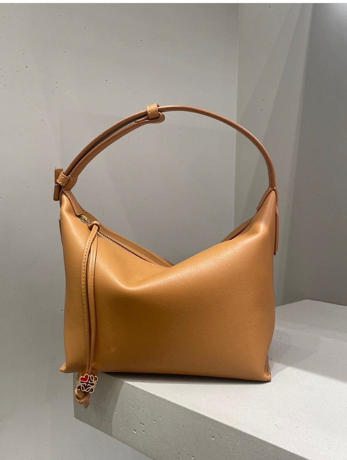 LOEWE罗意威 520情人节限定款 cubi全皮饭盒包 0559暖沙色