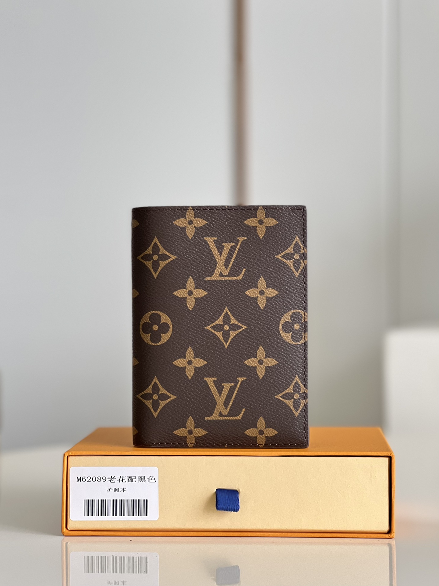 NO:398744,[Exclusive real photo of M62089 presbyterian with black] The favorite accessories for modern travelers, this coated canvas passport envelope combines fashion and practicality. It is equipped with four credit card slots and two convenient pockets, and quickly access the passport. Detailed features 10 x 14 x 2.5 cm (length x height x width) V.,LV [original leather],louis vuitton19860909【独家实拍M62089老花配黑色】现代旅行者的心仪配饰,此款涂层帆布材质的护照封套是时尚感与实用性的结合.配有四个信用卡插槽与两个便利口袋,快捷取用护照.详细特征10 x 14 x 2.5 厘米 (长度 x 高 x 宽) V.,LV【原厂皮】,louis vuitton,Bag