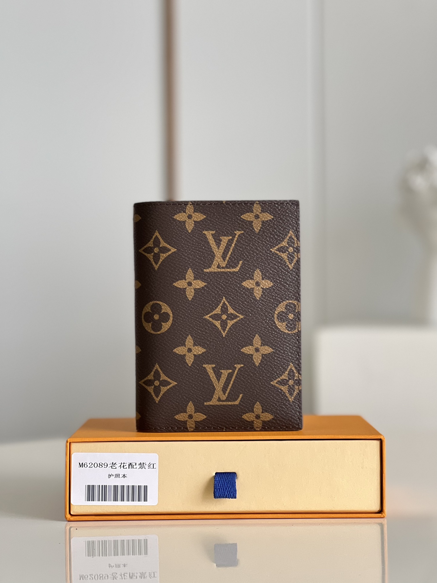 NO:398747,[Exclusive real photo of M62089 presbyterian with purple and red] The favorite accessories for modern travelers, this coated canvas passport envelope combines fashion and practicality. It is equipped with four credit card slots and two convenient pockets, and quickly access the passport. Detailed features 10 x 14 x 2.5 cm (length x height x width) V.,LV [original leather],louis vuitton19860909【独家实拍M62089老花配紫红】现代旅行者的心仪配饰,此款涂层帆布材质的护照封套是时尚感与实用性的结合.配有四个信用卡插槽与两个便利口袋,快捷取用护照.详细特征10 x 14 x 2.5 厘米 (长度 x 高 x 宽) V.,LV【原厂皮】,louis vuitton,Bag