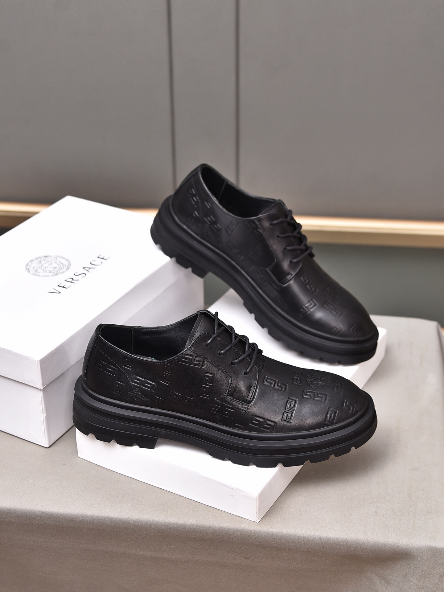 I5 范思哲潮高级商务男皮鞋，香港-专柜同步 全品相 顶级进口经典面料，鞋面磨砂牛皮压花。极为亲肤舒适 摸上去非常的细腻 ，版型上很正奢华生动 精细度完美体现立体感，38-4445定做