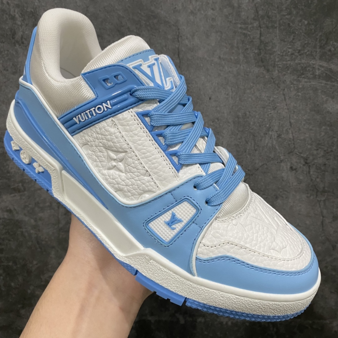图片[3]-莞产最强版 LV Trainer天空蓝 广州顶级版本 细节实拍如下所见即所得 非莆田档口货 可随意对比细节鞋型 无需过多文案描述 所有细节均可对标正品 原厂鞋舌尺码标 正确烫金字体 鞋舌厚度柔软度同步正品 原厂织麦标 一针一线纹路均同步正品 原厂刺绣立体饱满同步正品 原厂烫金手写logo 立体饱满有光泽 鞋头原厂皮料细腻柔软 原厂魔术贴 纹路清晰 原厂数据 字体粗细 大小光泽度同步正品 原厂空胶工艺 并非开胶同步正品 原厂中底布 logo清晰 原厂工艺爆裂效果 自然不刻意 一个后跟足矣秒杀所有 尺码：36-45-选品中心