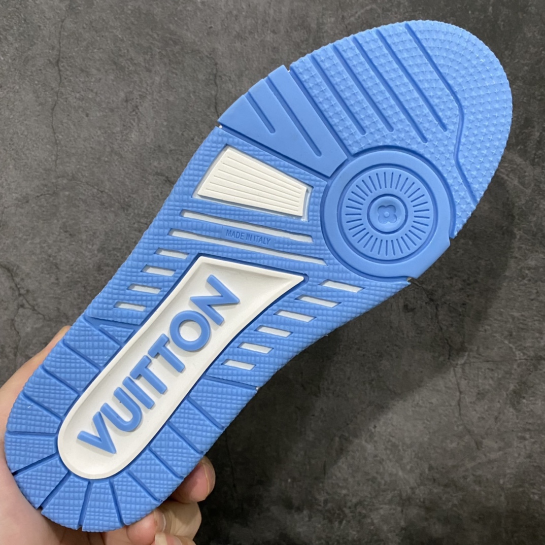 图片[9]-莞产最强版 LV Trainer天空蓝 广州顶级版本 细节实拍如下所见即所得 非莆田档口货 可随意对比细节鞋型 无需过多文案描述 所有细节均可对标正品 原厂鞋舌尺码标 正确烫金字体 鞋舌厚度柔软度同步正品 原厂织麦标 一针一线纹路均同步正品 原厂刺绣立体饱满同步正品 原厂烫金手写logo 立体饱满有光泽 鞋头原厂皮料细腻柔软 原厂魔术贴 纹路清晰 原厂数据 字体粗细 大小光泽度同步正品 原厂空胶工艺 并非开胶同步正品 原厂中底布 logo清晰 原厂工艺爆裂效果 自然不刻意 一个后跟足矣秒杀所有 尺码：36-45-选品中心