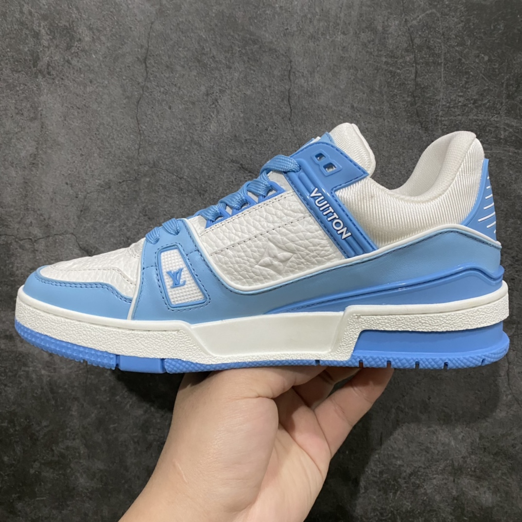 图片[2]-莞产最强版 LV Trainer天空蓝 广州顶级版本 细节实拍如下所见即所得 非莆田档口货 可随意对比细节鞋型 无需过多文案描述 所有细节均可对标正品 原厂鞋舌尺码标 正确烫金字体 鞋舌厚度柔软度同步正品 原厂织麦标 一针一线纹路均同步正品 原厂刺绣立体饱满同步正品 原厂烫金手写logo 立体饱满有光泽 鞋头原厂皮料细腻柔软 原厂魔术贴 纹路清晰 原厂数据 字体粗细 大小光泽度同步正品 原厂空胶工艺 并非开胶同步正品 原厂中底布 logo清晰 原厂工艺爆裂效果 自然不刻意 一个后跟足矣秒杀所有 尺码：36-45-选品中心
