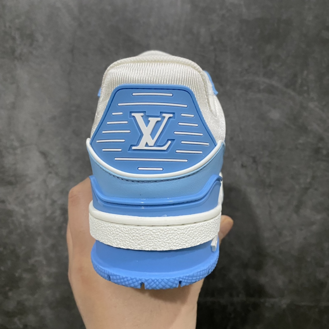 图片[4]-莞产最强版 LV Trainer天空蓝 广州顶级版本 细节实拍如下所见即所得 非莆田档口货 可随意对比细节鞋型 无需过多文案描述 所有细节均可对标正品 原厂鞋舌尺码标 正确烫金字体 鞋舌厚度柔软度同步正品 原厂织麦标 一针一线纹路均同步正品 原厂刺绣立体饱满同步正品 原厂烫金手写logo 立体饱满有光泽 鞋头原厂皮料细腻柔软 原厂魔术贴 纹路清晰 原厂数据 字体粗细 大小光泽度同步正品 原厂空胶工艺 并非开胶同步正品 原厂中底布 logo清晰 原厂工艺爆裂效果 自然不刻意 一个后跟足矣秒杀所有 尺码：36-45-选品中心