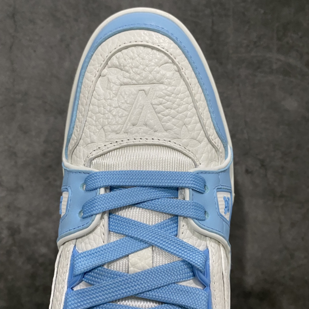 图片[5]-莞产最强版 LV Trainer天空蓝 广州顶级版本 细节实拍如下所见即所得 非莆田档口货 可随意对比细节鞋型 无需过多文案描述 所有细节均可对标正品 原厂鞋舌尺码标 正确烫金字体 鞋舌厚度柔软度同步正品 原厂织麦标 一针一线纹路均同步正品 原厂刺绣立体饱满同步正品 原厂烫金手写logo 立体饱满有光泽 鞋头原厂皮料细腻柔软 原厂魔术贴 纹路清晰 原厂数据 字体粗细 大小光泽度同步正品 原厂空胶工艺 并非开胶同步正品 原厂中底布 logo清晰 原厂工艺爆裂效果 自然不刻意 一个后跟足矣秒杀所有 尺码：36-45-选品中心