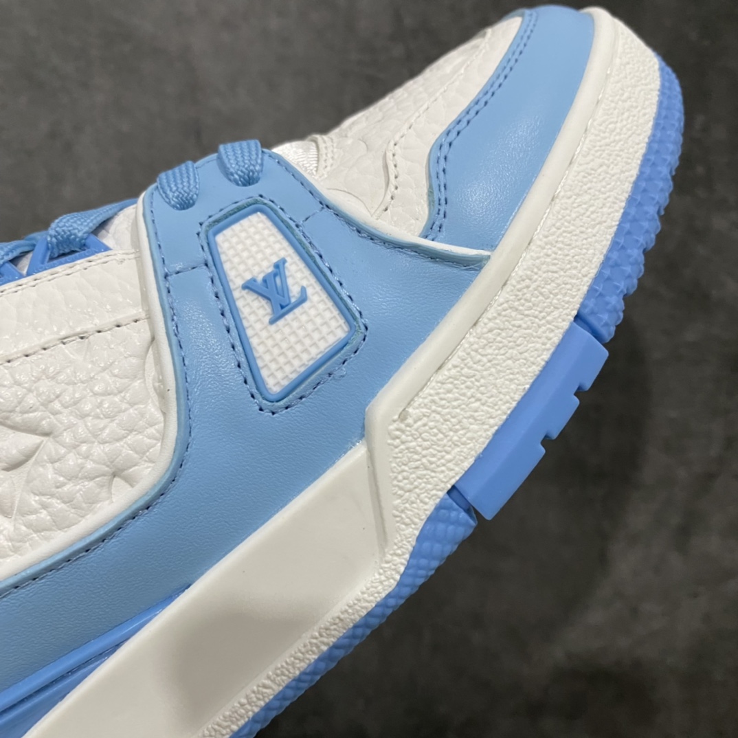 图片[6]-莞产最强版 LV Trainer天空蓝 广州顶级版本 细节实拍如下所见即所得 非莆田档口货 可随意对比细节鞋型 无需过多文案描述 所有细节均可对标正品 原厂鞋舌尺码标 正确烫金字体 鞋舌厚度柔软度同步正品 原厂织麦标 一针一线纹路均同步正品 原厂刺绣立体饱满同步正品 原厂烫金手写logo 立体饱满有光泽 鞋头原厂皮料细腻柔软 原厂魔术贴 纹路清晰 原厂数据 字体粗细 大小光泽度同步正品 原厂空胶工艺 并非开胶同步正品 原厂中底布 logo清晰 原厂工艺爆裂效果 自然不刻意 一个后跟足矣秒杀所有 尺码：36-45-选品中心