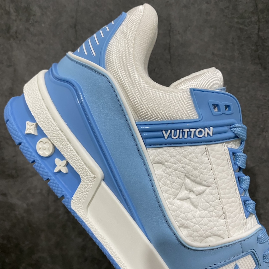 图片[7]-莞产最强版 LV Trainer天空蓝 广州顶级版本 细节实拍如下所见即所得 非莆田档口货 可随意对比细节鞋型 无需过多文案描述 所有细节均可对标正品 原厂鞋舌尺码标 正确烫金字体 鞋舌厚度柔软度同步正品 原厂织麦标 一针一线纹路均同步正品 原厂刺绣立体饱满同步正品 原厂烫金手写logo 立体饱满有光泽 鞋头原厂皮料细腻柔软 原厂魔术贴 纹路清晰 原厂数据 字体粗细 大小光泽度同步正品 原厂空胶工艺 并非开胶同步正品 原厂中底布 logo清晰 原厂工艺爆裂效果 自然不刻意 一个后跟足矣秒杀所有 尺码：36-45-选品中心