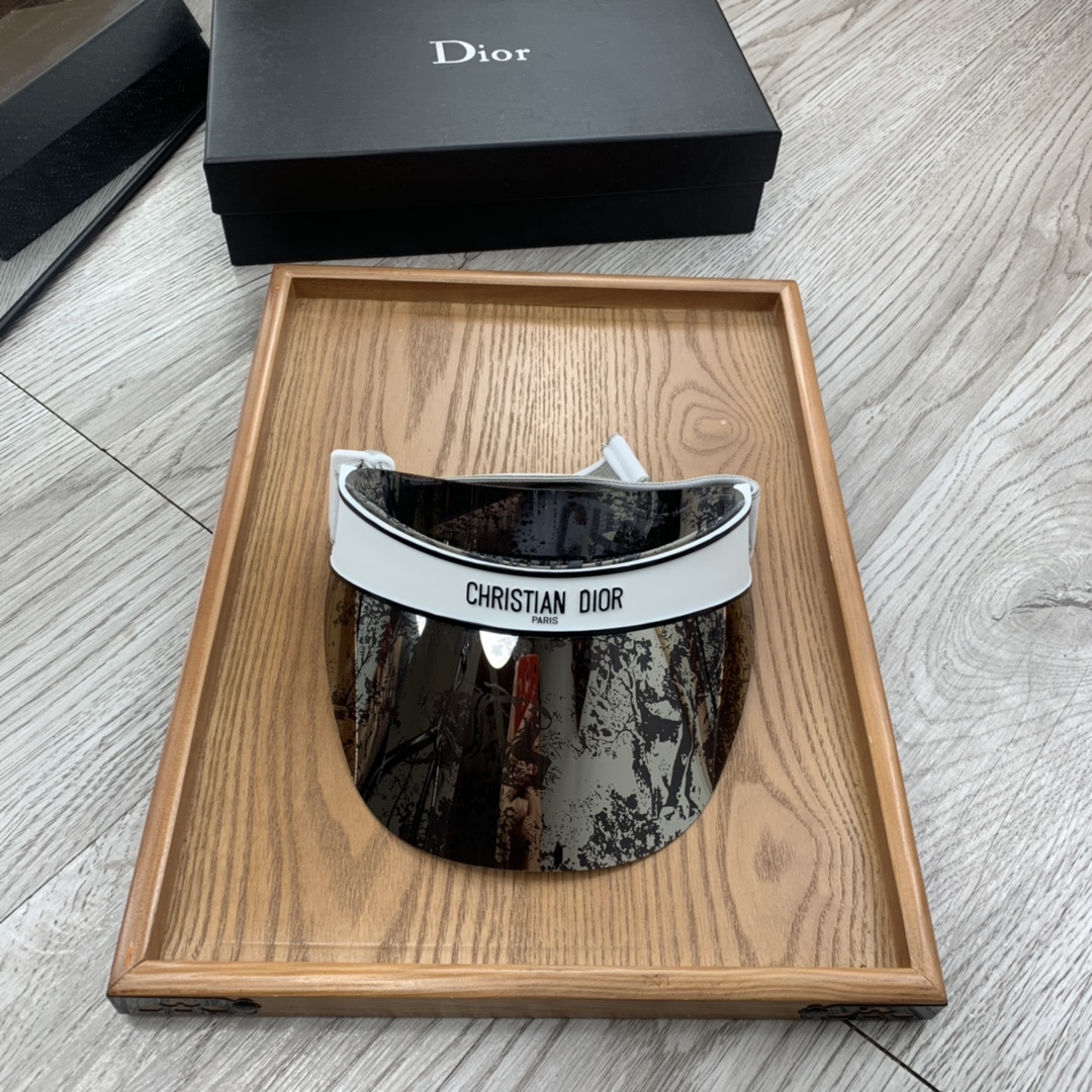 NO:227595,Special offer.D Home. [Jacquard Edition] Dior European Fashion Sky Head Sky Top Hat!  Lens cap!  Many celebrities have the same style!  A super fashionable and practical fashion item!  1:1 quality. The counter synchronizes new products!  Good breathability, a must-have item for sun protection in summer!  Atmospheric color!  The style is novel and unique and easy to match with clothes!  Strong practicality and high-end quality!  High-quality resin fabric, high-end, light, hot and colorful!  The elastic strap design does not limit the head circumference, and the sunshade effect is particularly good this summer!  hat straw hat fisherman hat baseball hat, hat, dior, dior, dior, espadrilles, hats19860909特价.D家.【提花版】Dior迪奥欧洲时尚空顶空顶帽！镜片帽！众多明星同款！超级时尚又实用的一款时尚单品！1:1品质.专柜同步新品！透气性好,夏天防晒必备单品！颜色大气！款式新颖别致好搭配衣服！实用性强,高端品质！上等树脂面料,高档轻盈、火爆多色！弹性绑带设计不限头围、这个夏天遮阳效果特别好！帽子草帽渔夫帽棒球帽,帽子,dior,dior,dior,espadrilles,hats,hat