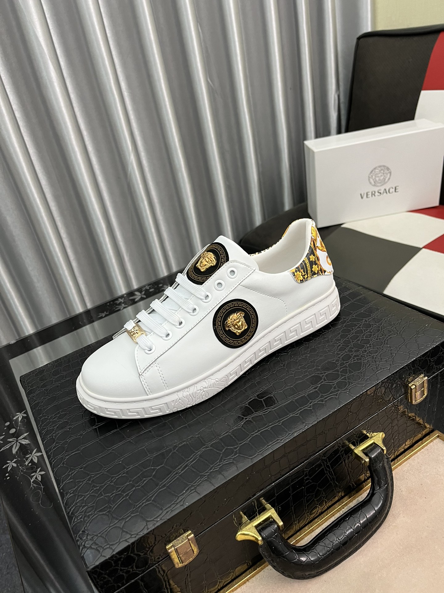 I0   范思哲 香港专柜休闲鞋，进口特殊面料优质做工，鞋面采用透气飞织弹力立体面料，舒适透气内里，原版柔软橡胶大底 ，休闲时尚，高端品质，