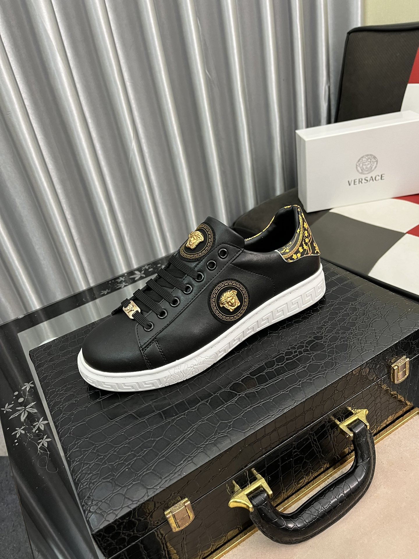 I0   范思哲 香港专柜休闲鞋，进口特殊面料优质做工，鞋面采用透气飞织弹力立体面料，舒适透气内里，原版柔软橡胶大底 ，休闲时尚，高端品质，