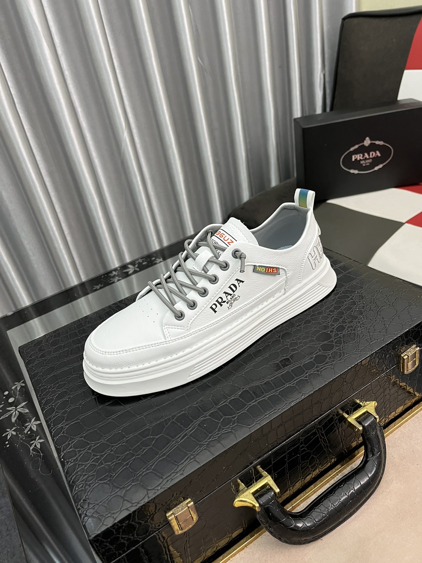 I5  普拉达男士休闲低帮鞋🎈鞋面进口优质牛皮，侧面品牌字母装饰，简约独特造型，奢华尊贵，舒适柔软真皮内里，时尚百搭，尊贵大方⚠️⚠️耐磨防滑橡胶大底，