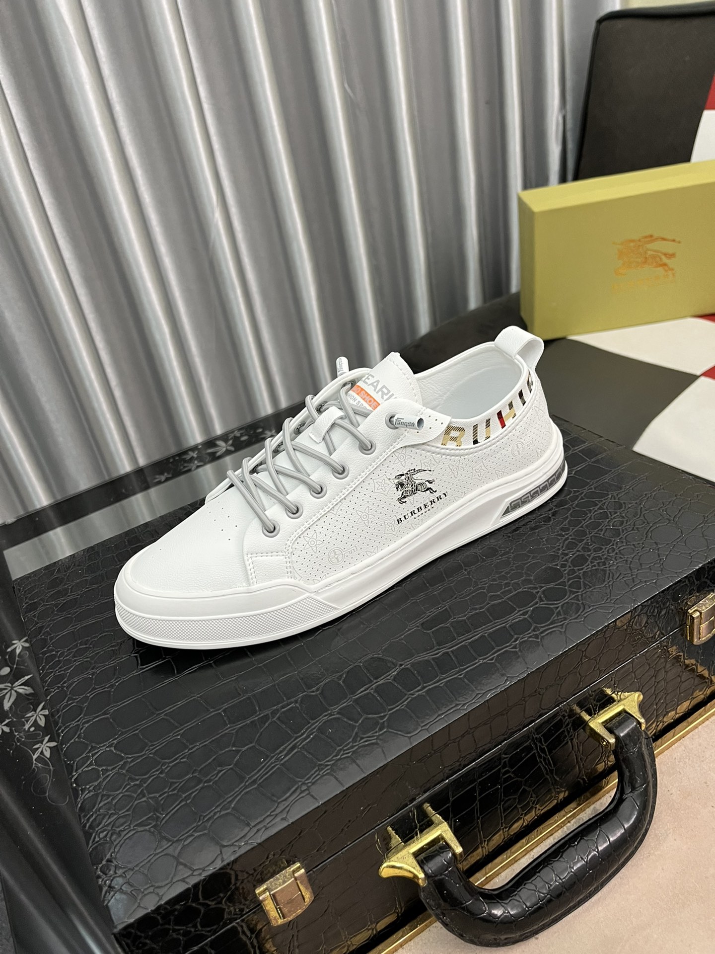 I5   Burberry 巴宝莉  男士休闲鞋[得意]爆款，进口牛皮搭配原版印花面料，舒适耐磨大底 ，猪皮内里，你还为穿着搭配鞋发愁，那这款鞋你就是你不二的选择