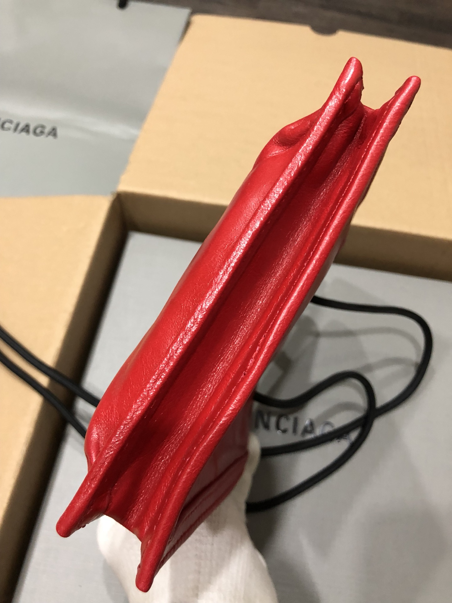 Balenciaga 新款斜背/腰包/每次的设计都是刚刚好，今年无论出什么款都会有一大波 跟风 这款小包不仅能斜背